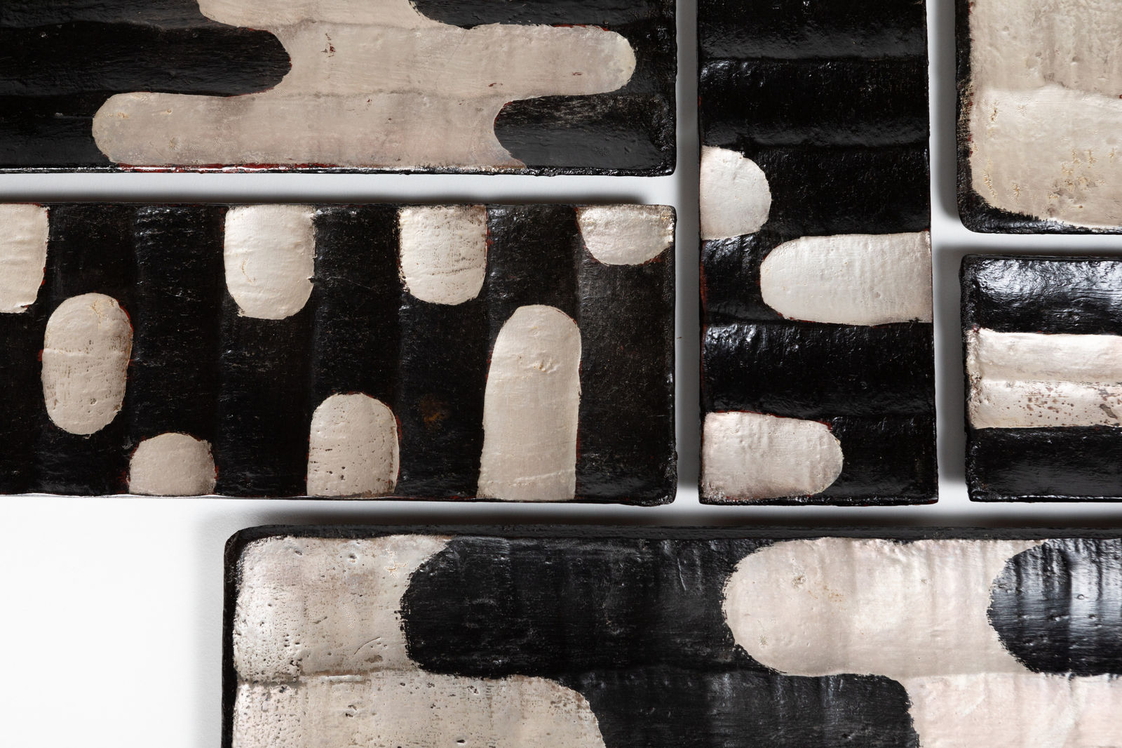 Tohru Matsuzaki, Long black lacquer tray 黒漆銀鎬長皿, 2021