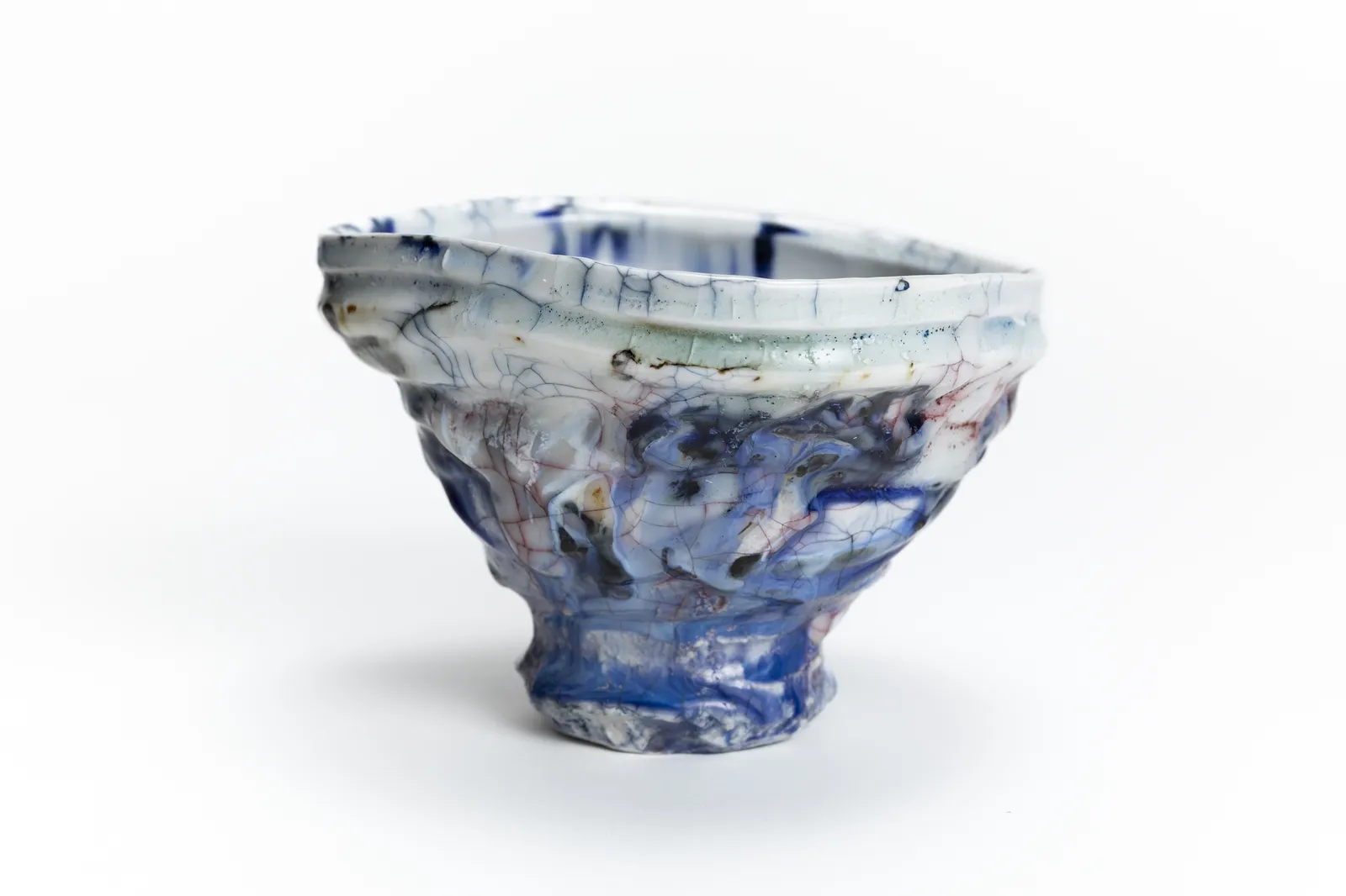 Kodai Ujiie, Lacquer Crackle-Glazed Ofuke Tea Bowl 漆貫入彩御深井茶盌, 2025