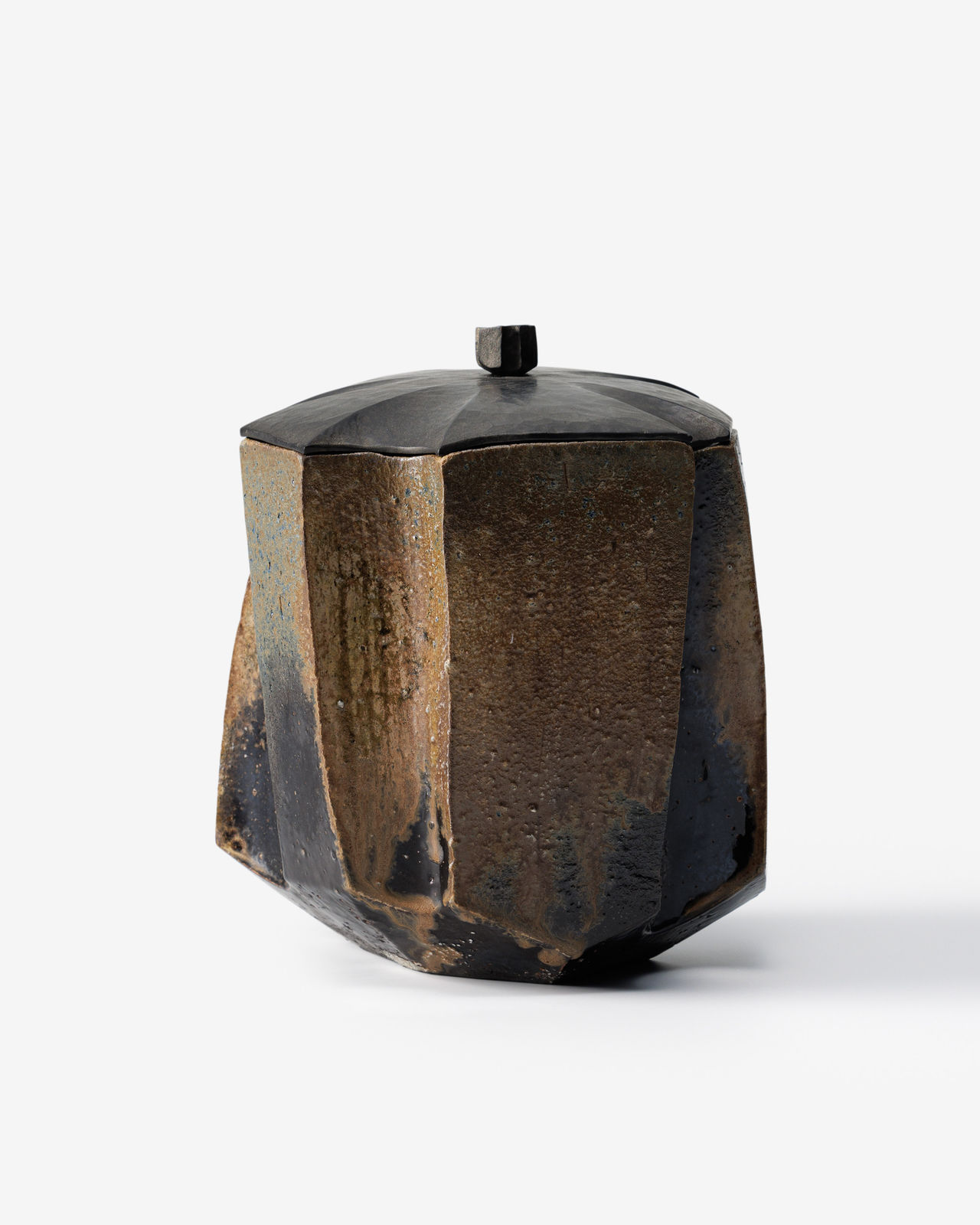 黒水指 Black Water Container | Koichiro Isezaki's Japanese ceramics | Ippodo Gallery Tokyo - New York