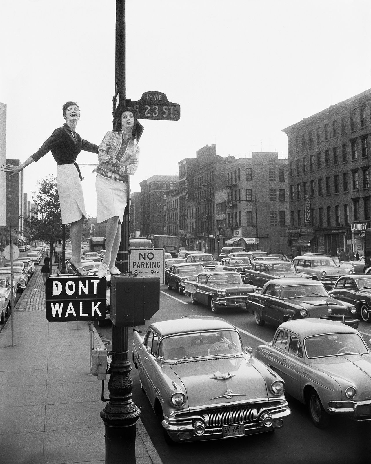 William Helburn, Lamppost, Carmen Dell´ Orefice and Betsy Pickering, Harper´s Bazaar variant, NYC, 1958