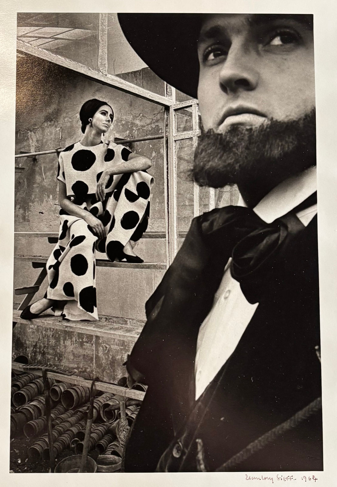 Jeanloup Sieff, Pierre-André Boutang en peintre, ensemble Eleanora Garnett, Paris, Harper's Bazaar, 1964