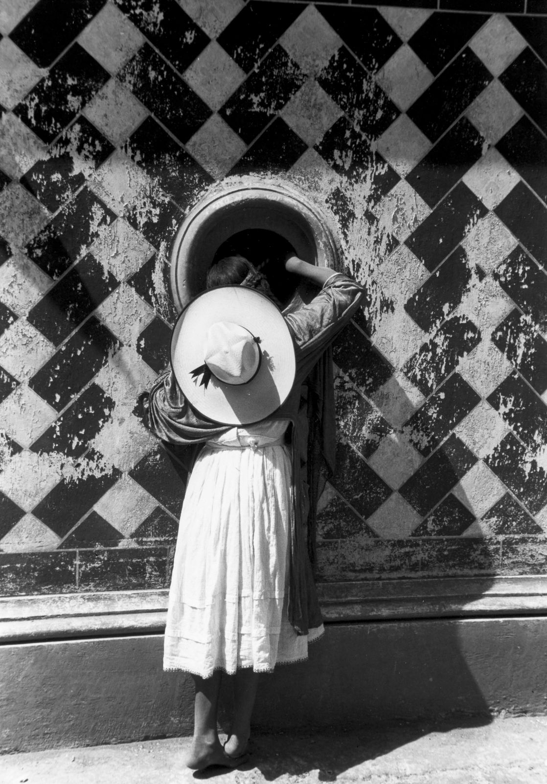 Manuel Álvarez Bravo, La Hija de los Danzantes (The Daughter of the Dancers), 1933