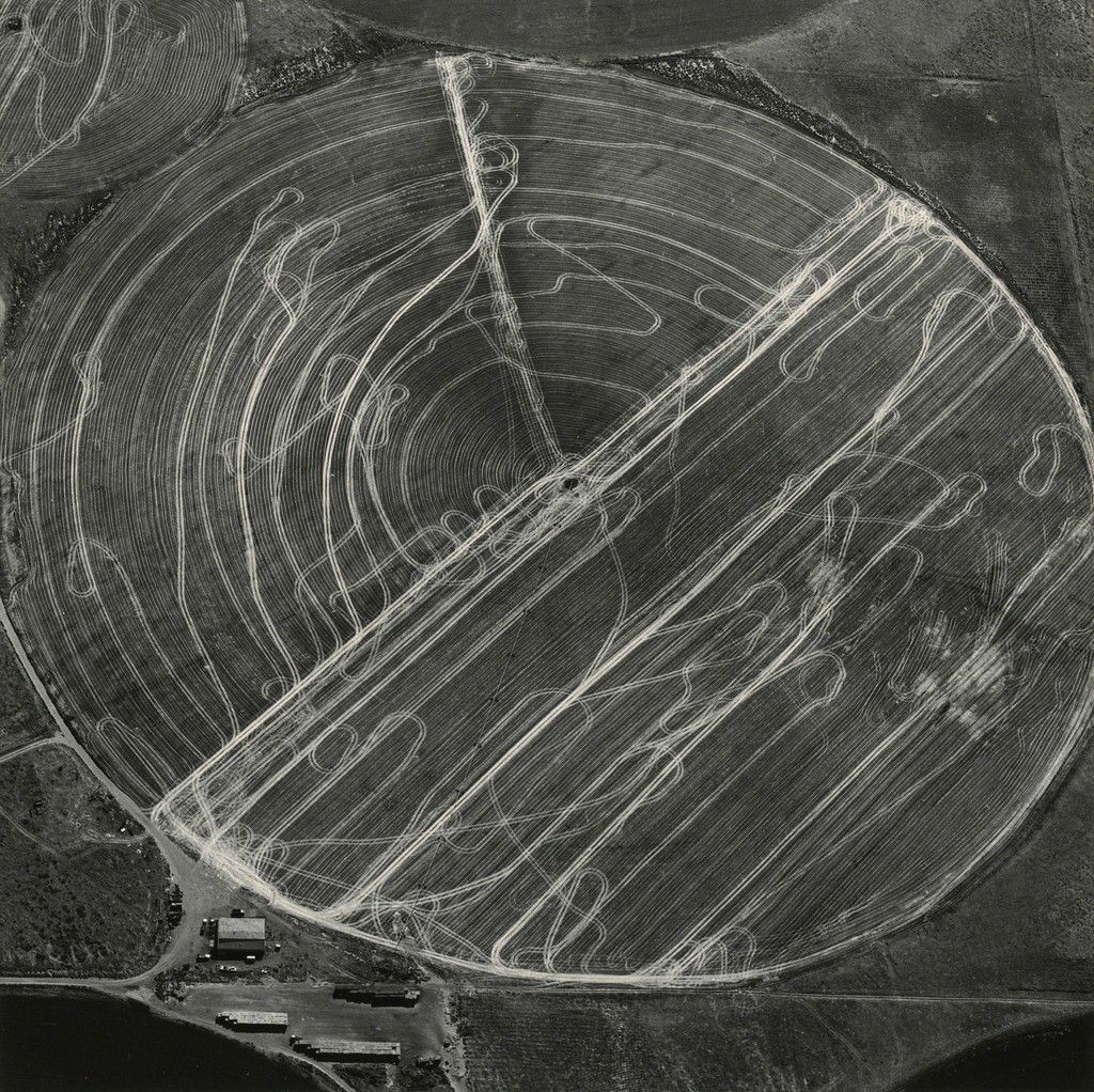 Emmet Gowin, Harvest Traffic over Agricultural Pivot near Hermiston, Oregon, 1991