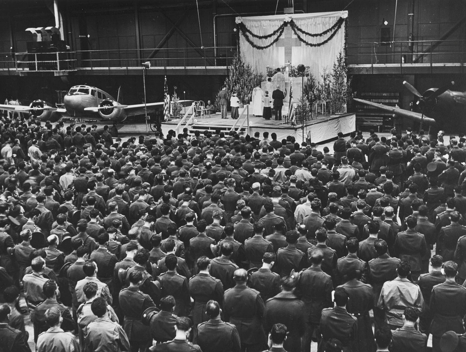 Max Yavno, Air Force Hanger Mass, 1942