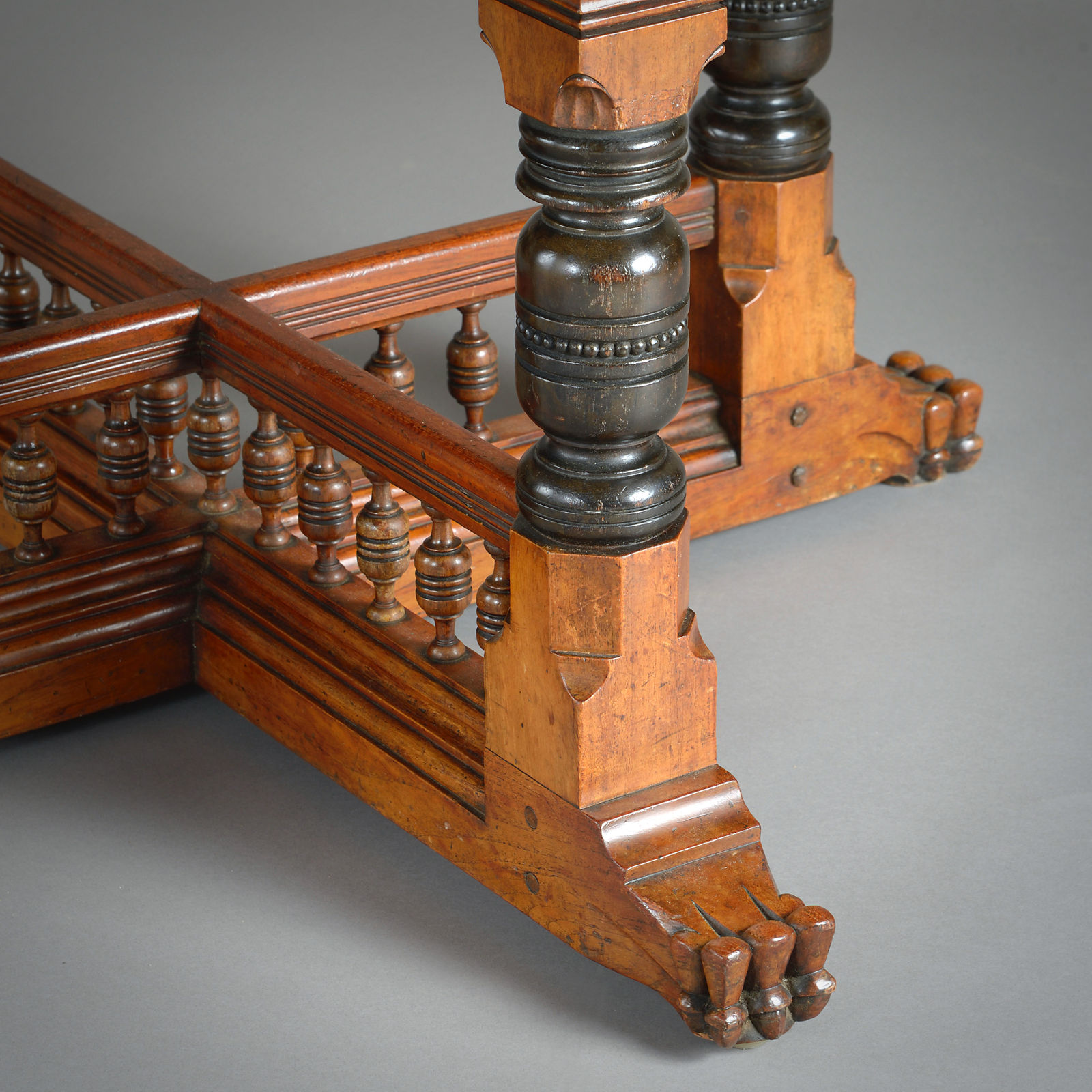 UNUSUAL ANGLO-INDIAN CENTRE TABLE