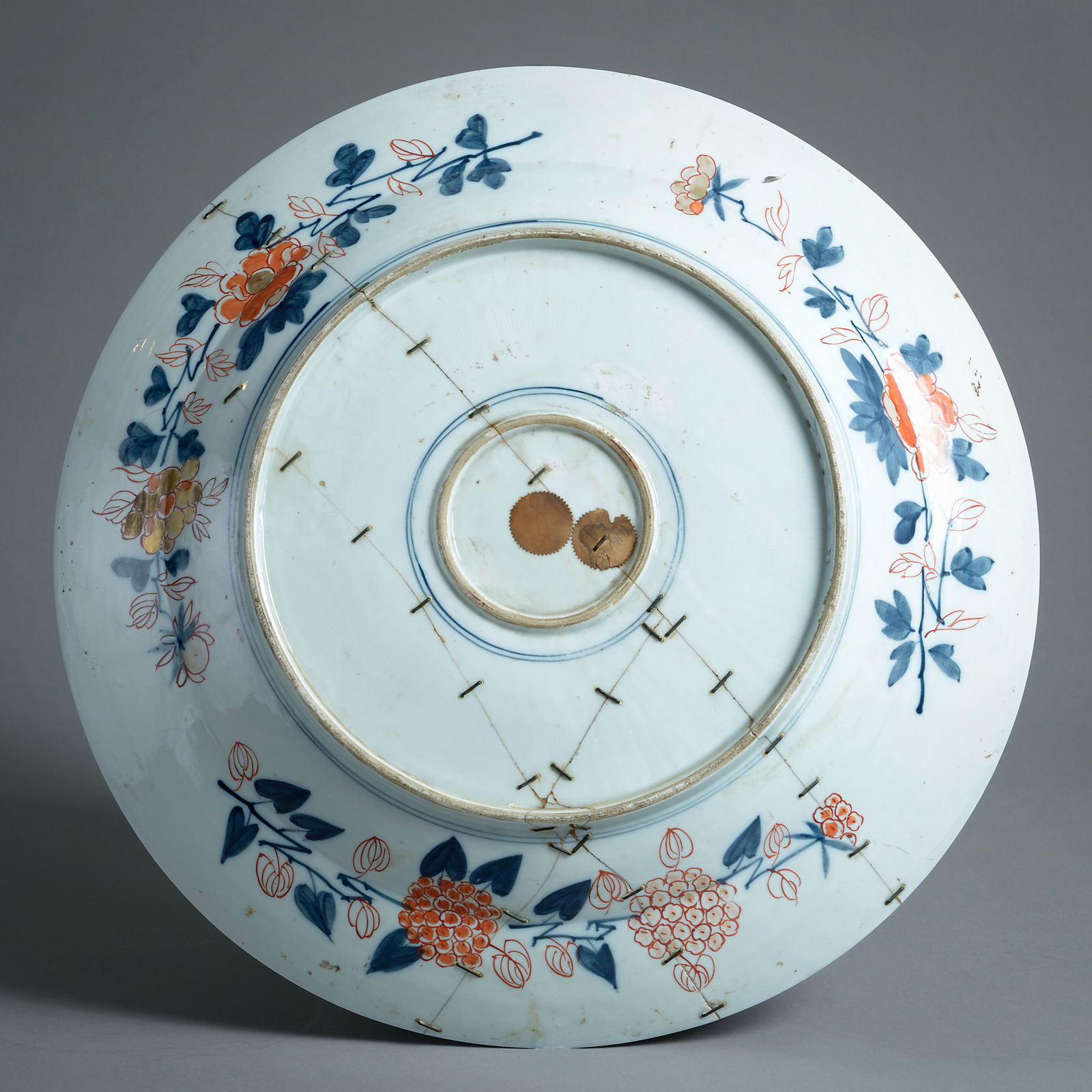 JAPANESE IMARI CHARGER DECORATED WITH A VASE OF FLOWERS