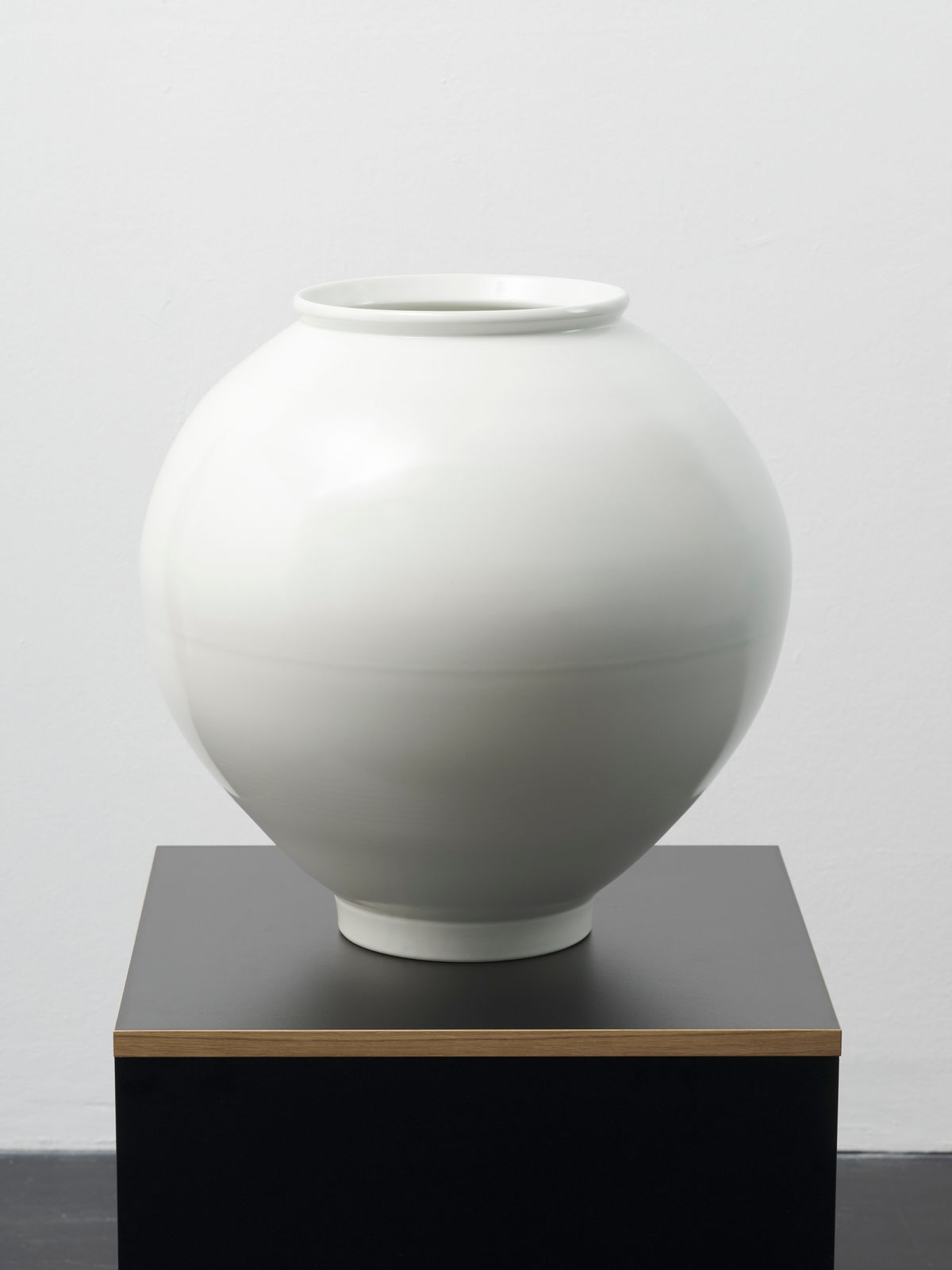 Minsoo Kang, Moon Jar III, 2023