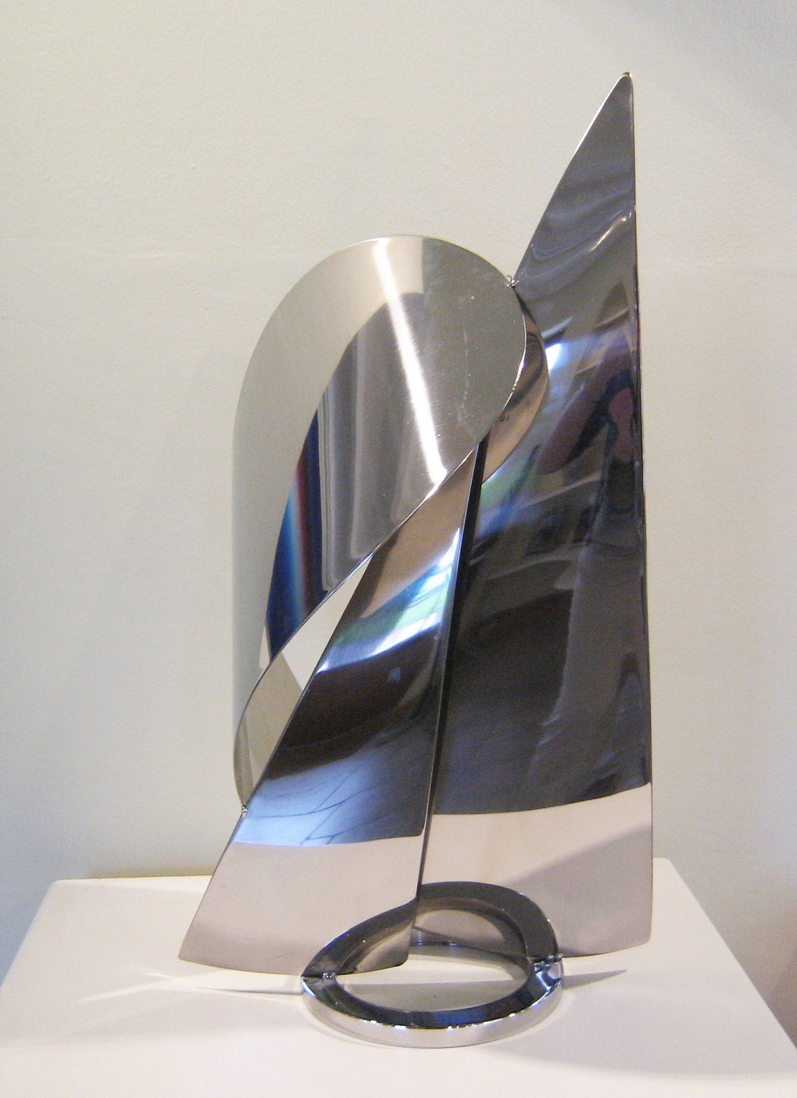 John Mellows, Medium yacht on circular/oval base *