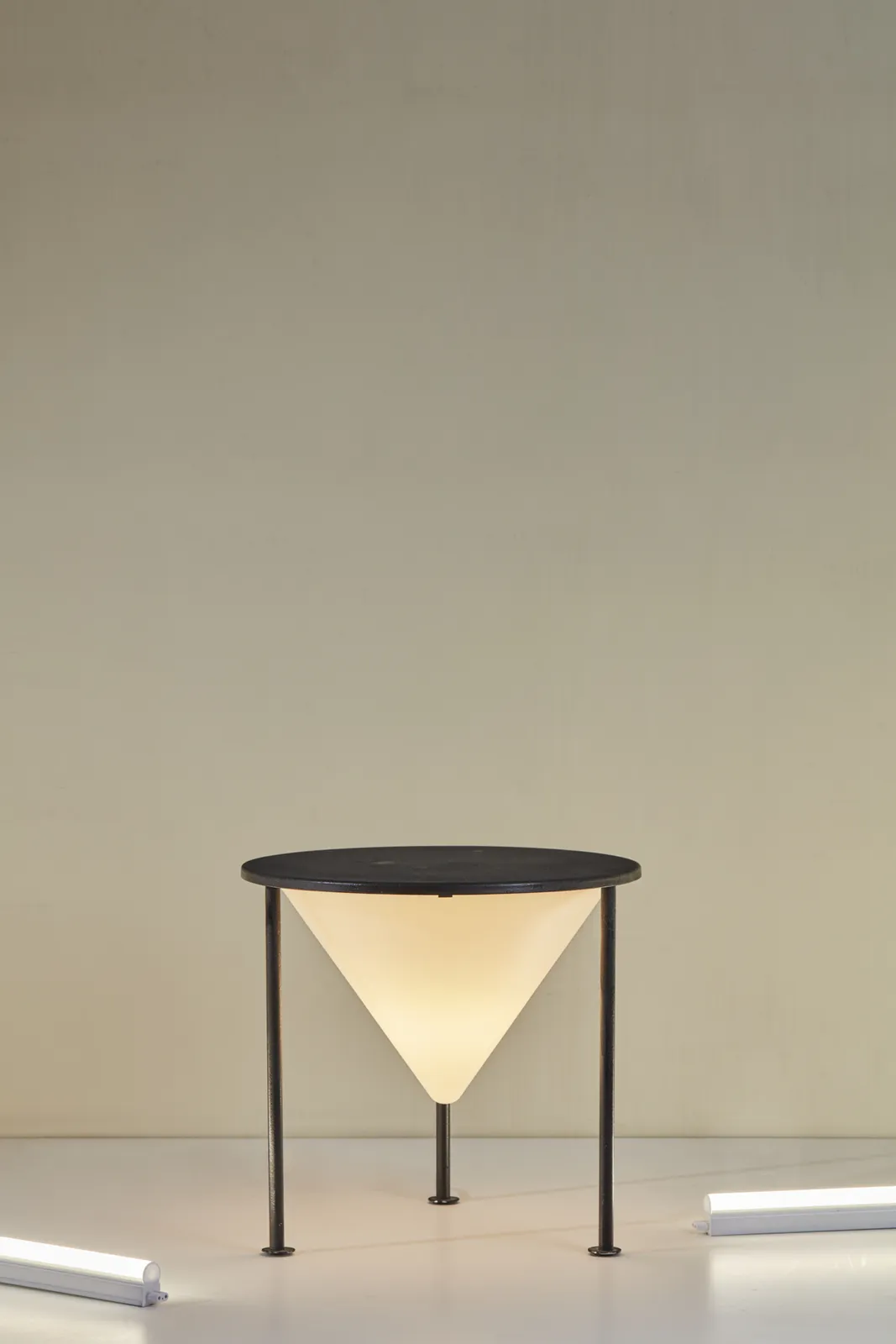 Philippe Starck (b. 1949), Lampe table ou table lampe Tamish, Ca. 1984