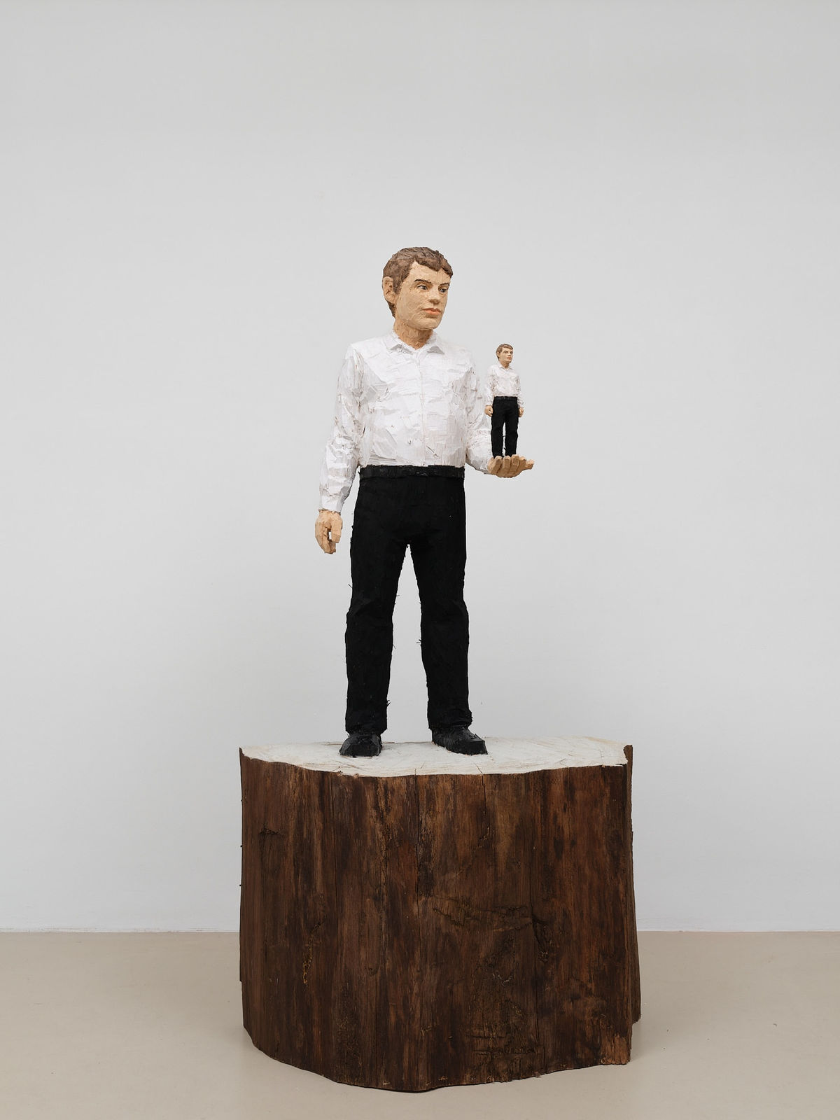 Stephan Balkenhol, Grosser Mann trägt kleinen Mann auf Händen, 2025