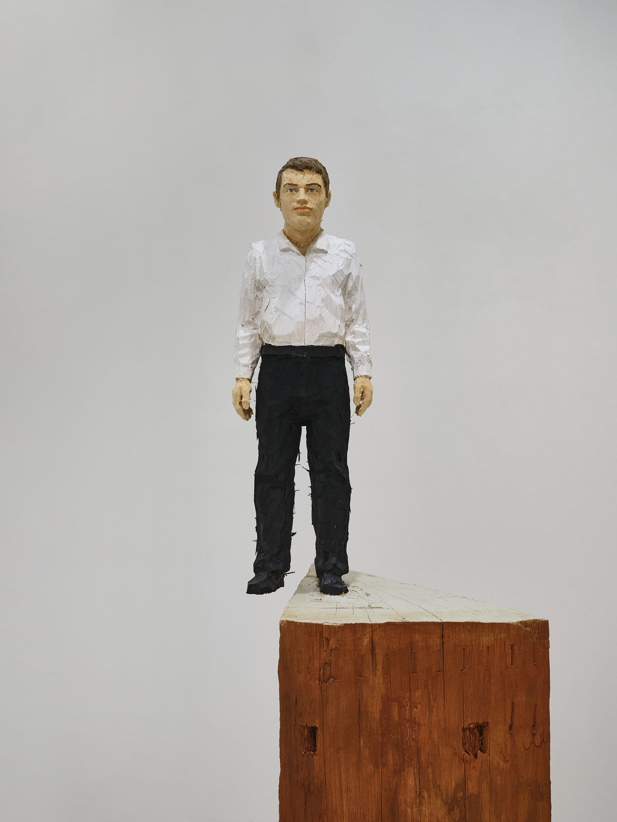 Stephan Balkenhol, Mann auf einem Bein stehend, 2023