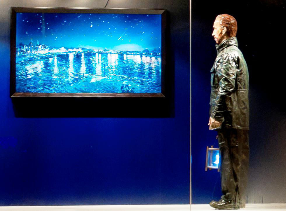 Lee Lee Nam 李二男, Gogh Holding Crescent Moon