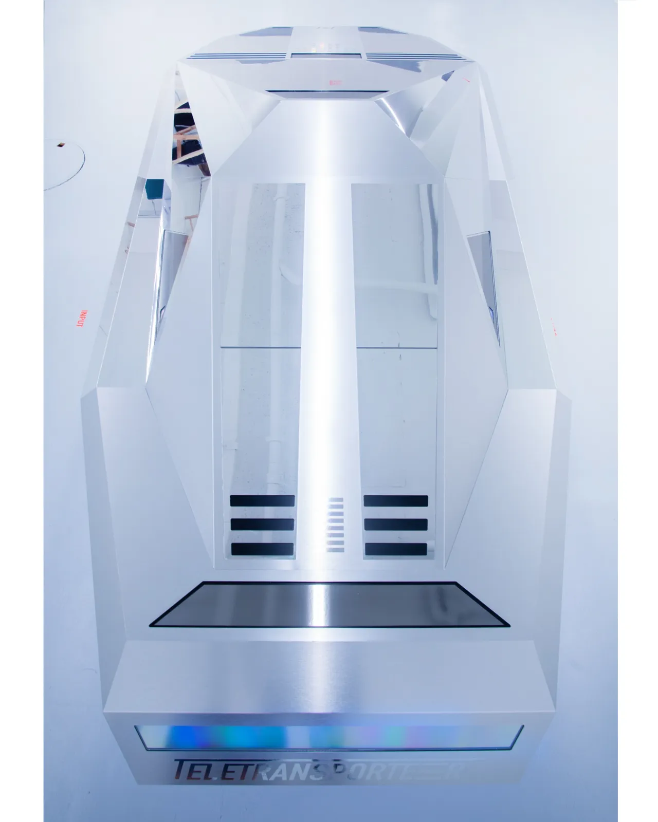 J. Demsky, TELETRANSPORTEER, 2023