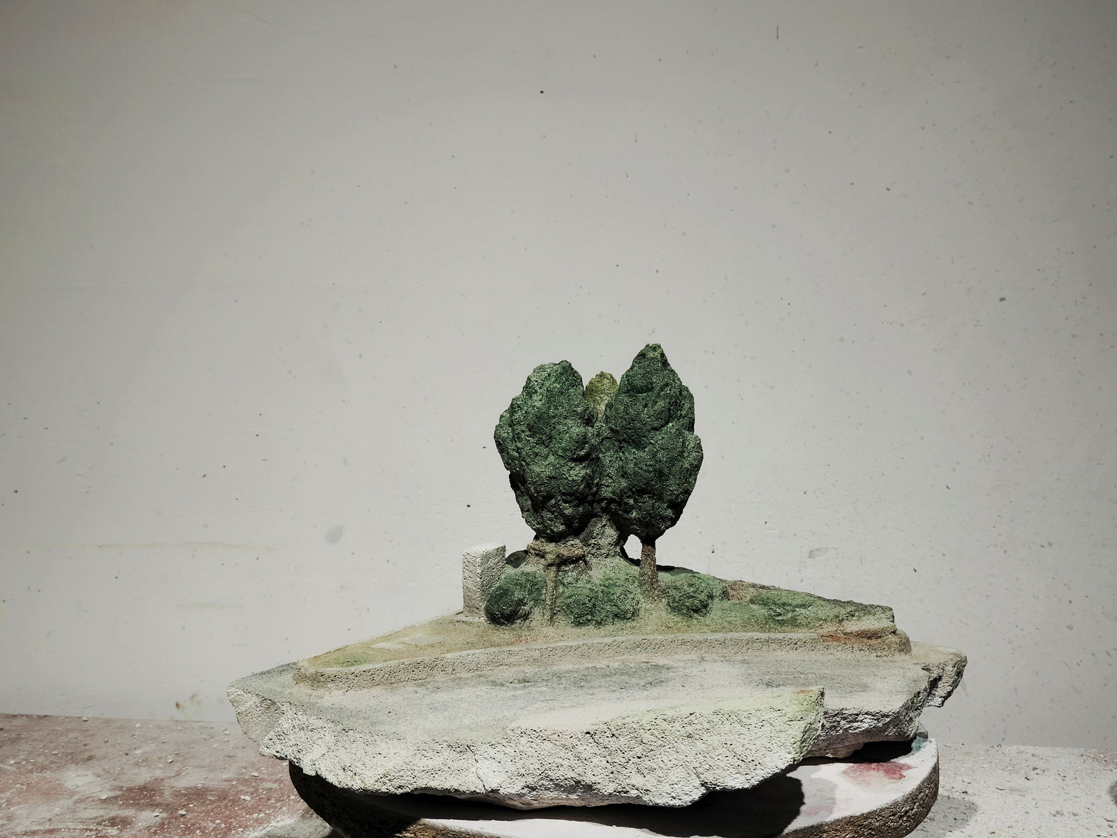 Fang Yang 方阳, Nearby Scenery Series - Green Belt 近处的风景系列之绿化带 , 2024