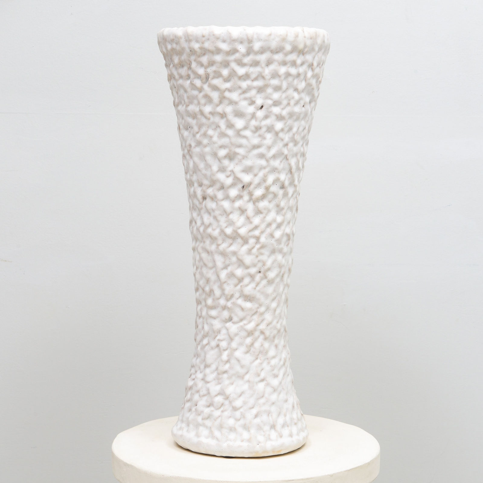 Peter Lane, Pair of Bespoke Ceramic Cuneiform Up-Light Lamps, 21st century