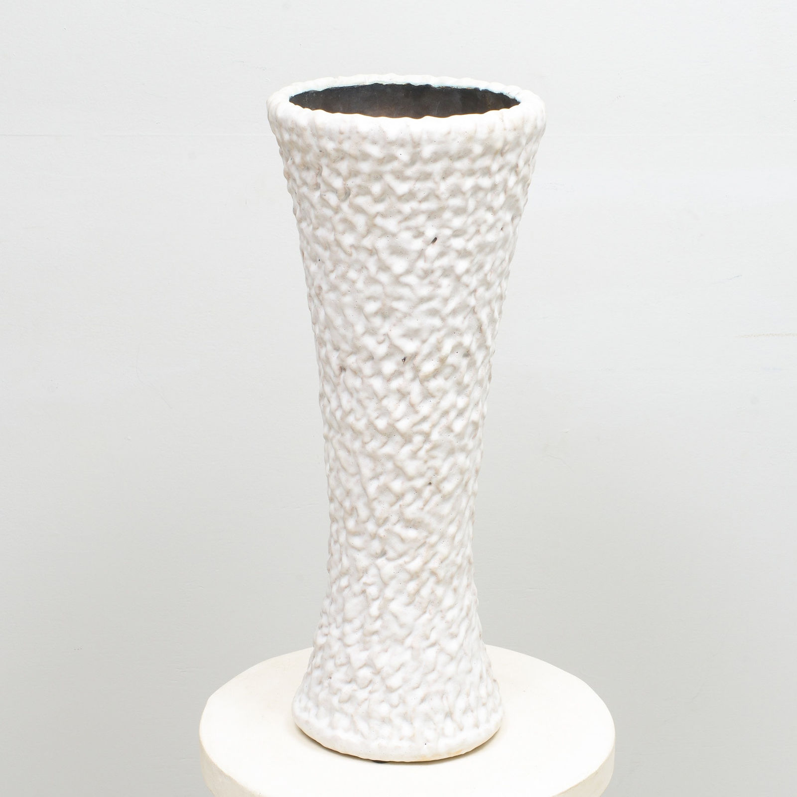 Peter Lane, Pair of Bespoke Ceramic Cuneiform Up-Light Lamps, 21st century