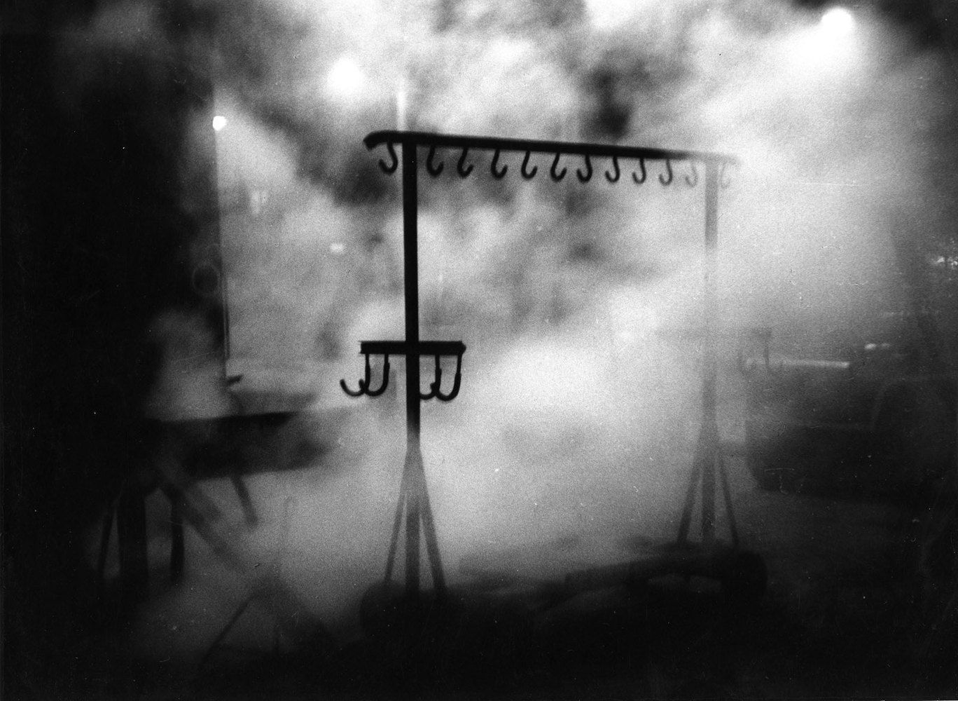 Sabine Weiss Gare Saint-Lazare, Paris Tirage gélatino-argentique d'époque réalisé par l'artiste 29 x 21 cm Dim. papier: 29 x 21 cm