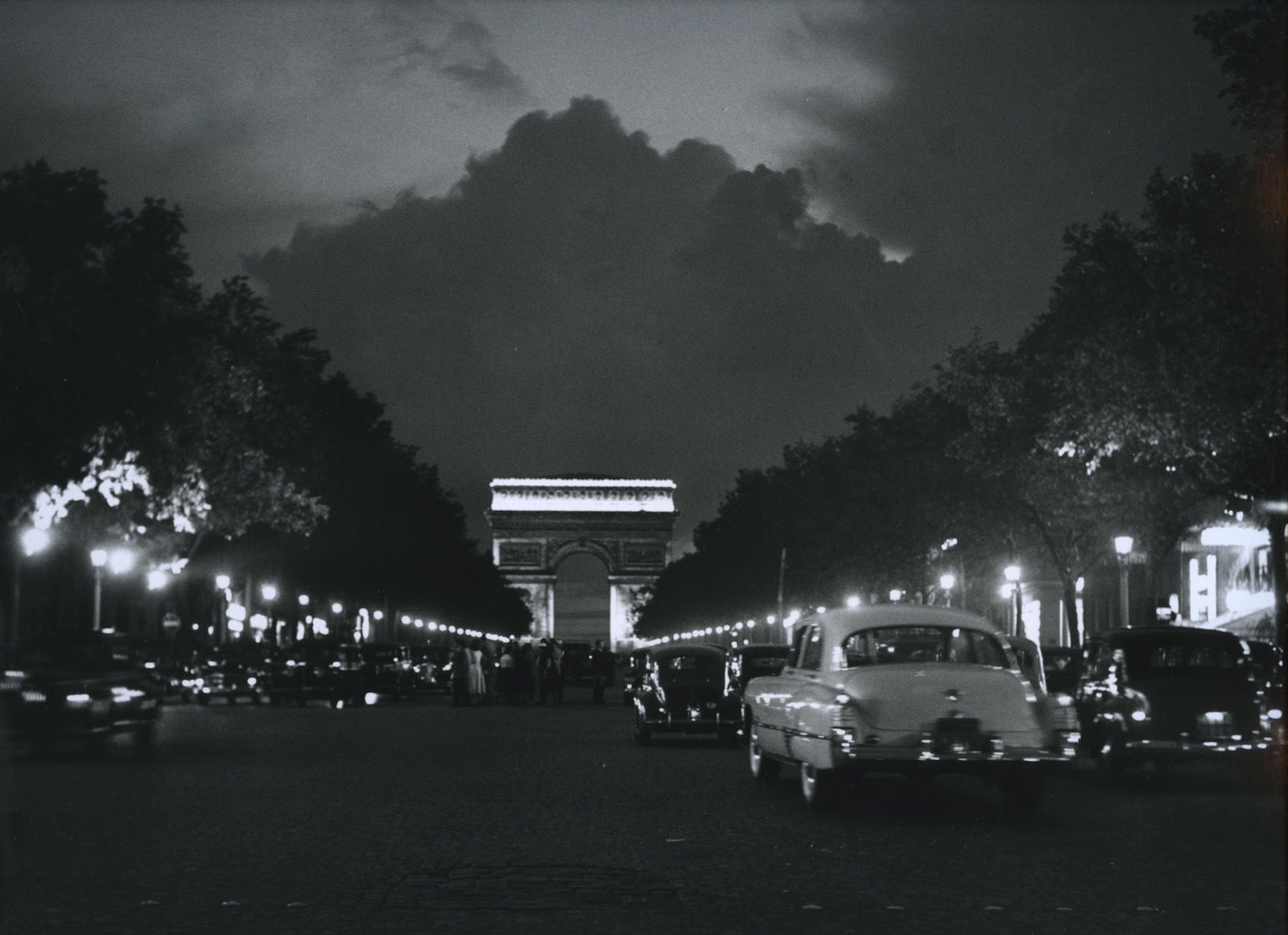 Sabine Weiss Paris, Avenue des Champs Elysées Tirage gélatino-argentique postérieur 25,3 x 33,4 cm Dim. papier: 30 x 40 cm