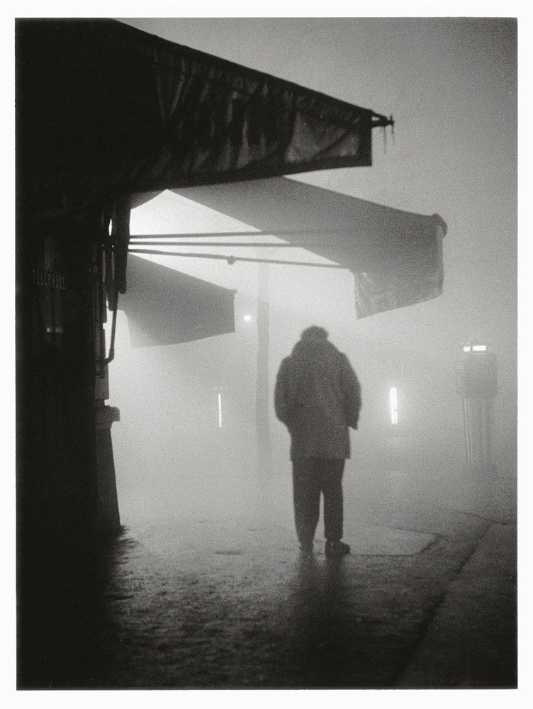 Sabine Weiss Angle boulevard Murat, Paris Tirage gélatino-argentique postérieur 25,8 x 33,2 cm Dim. papier: 30 x 40 cm