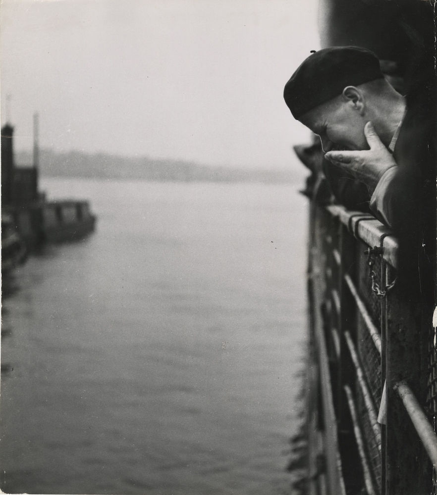 Ernst Haas Last DP's (Displaced Persons) boat, Ellis Island Tirage gélatino-argentique d'époque Dim. papier: 35 x 27 cm