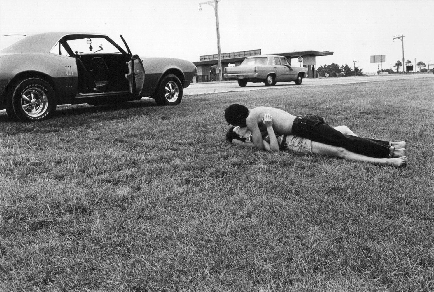 Arlene Gottfried, Kissing on the Highway, Queens, New York, 1980