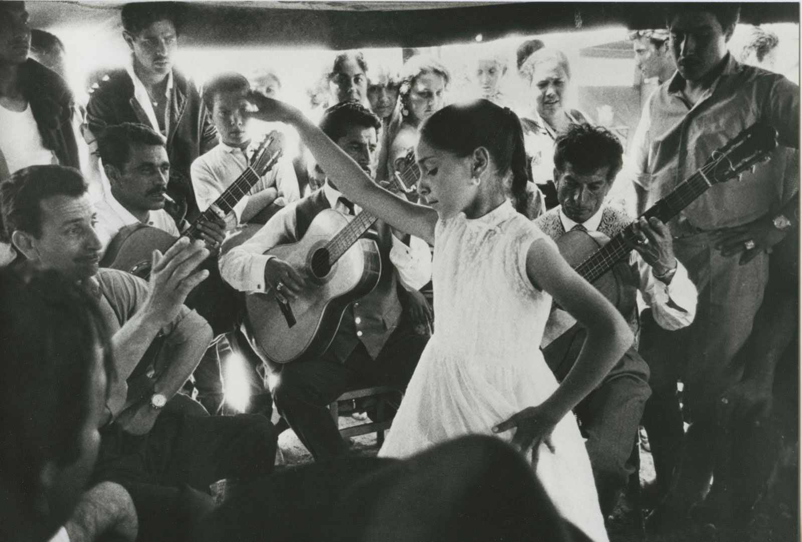 Sabine Weiss Petite gitane et Manitas de Plata, Saintes-Maries de la Mer Tirage gélatino-argentique d'époque réalisé par l'artiste 23 x 15 cm Dim. papier: 23 x 15 cm