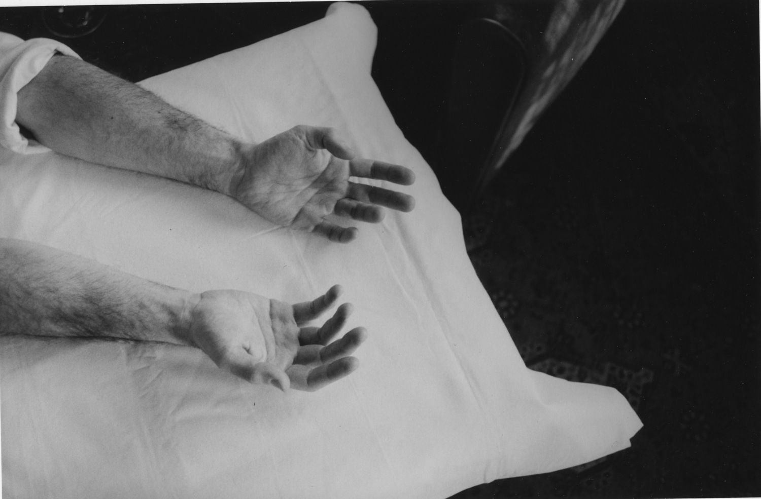 Hervé Guibert Les mains du masseur Tirage gélatino-argentique d'époque 14,7 x 22,5 cm Dim. papier: 23,7 x 30,5 cm