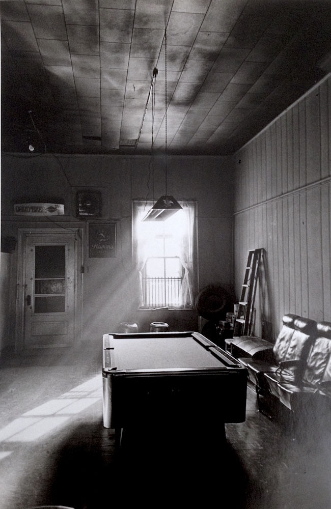 Tom Arndt Pool table, Minneapolis Tirage gélatino argentique d'époque réalisé par l'artiste 22 x 33 cm Dim. papier: 27,9 x 35,3 cm