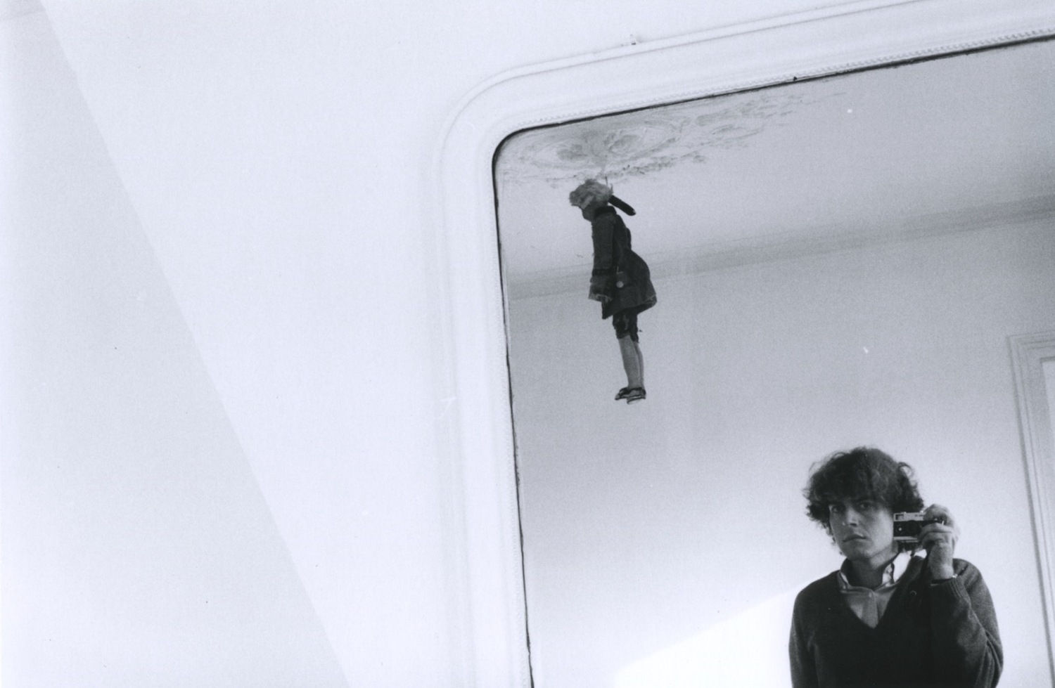 Hervé Guibert Autoportrait au pantin, rue du Moulin-Vert Tirage gélatino-argentique d'époque 14,7 x 22,5 cm Dim. papier: 24,7 x 30,4 cm