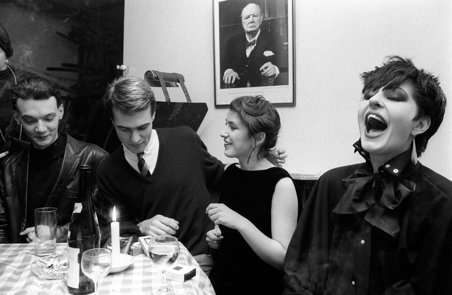 Homer Sykes Blitz Kids and Winston Churchill at the Blitz Club, Covent Garden, London Tirage gélatino-argentique postérieur sur papier Ilford Multigrade Warm Tone 35 x 23,5 cm Dim. papier: 30 x 40 cm