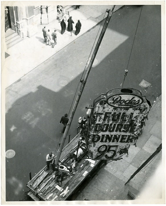 Sid Kaplan New York, NY Tirage gélatino-argentique d'époque, réalisé par l'artiste Dim. papier: 25,4 x 20,3 cm