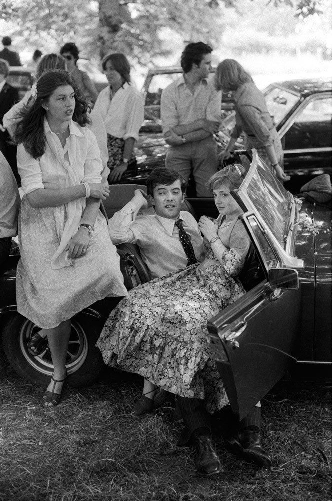 Homer Sykes Eton College, 4th June Tirage gélatino-argentique d'époque réalisé par l'artiste 23 x 15 cm Dim. papier: 30,5 x 24 cm