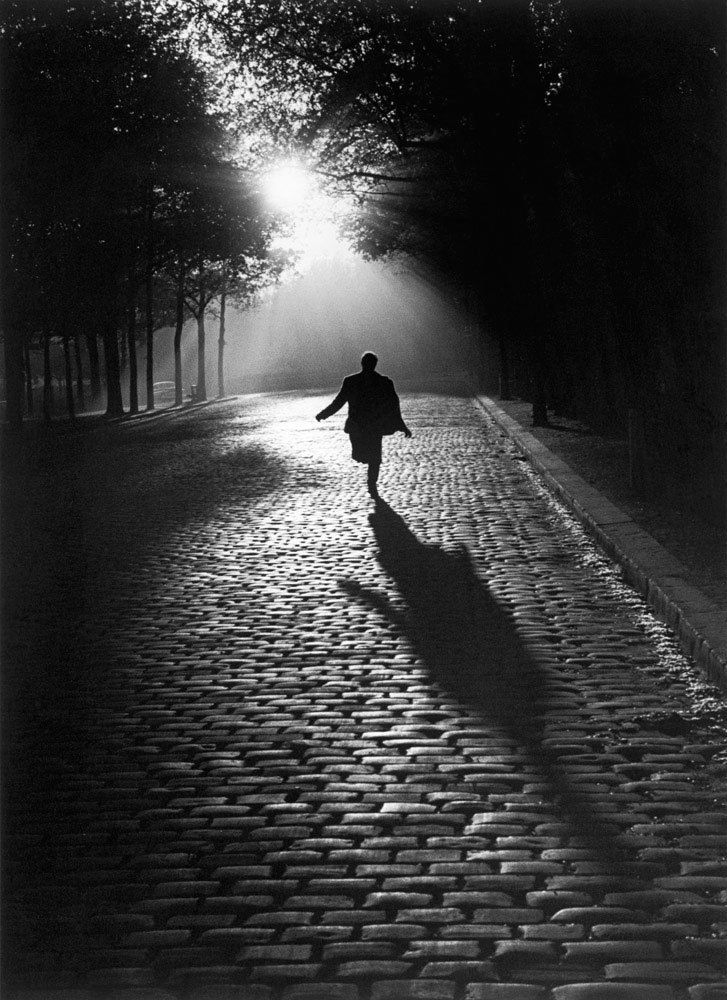 Sabine Weiss L'homme qui court Tirage gélatino-argentique postérieur 24,8 x 34,3 cm Dim. papier: 30 x 40 cm