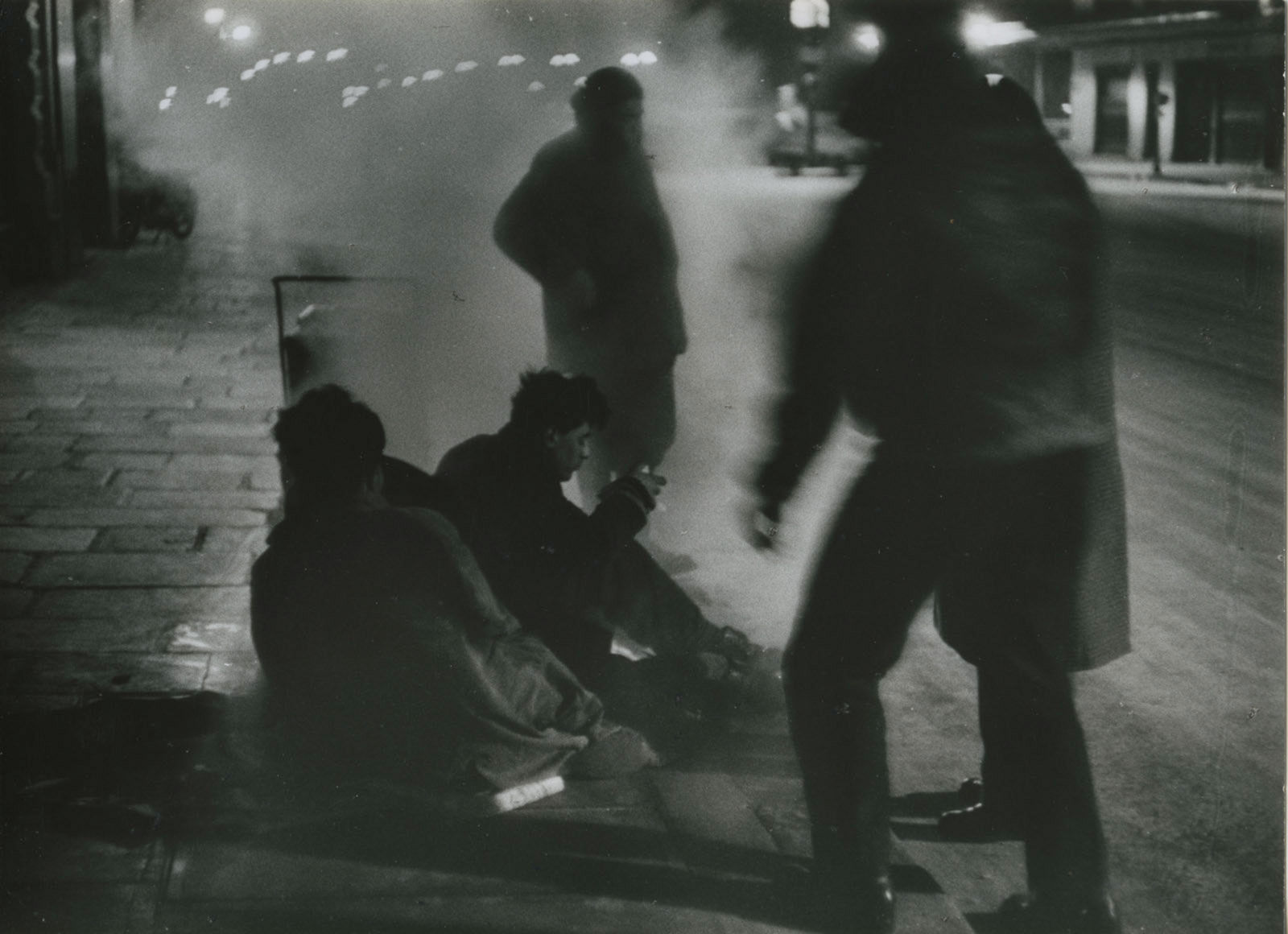 Sabine Weiss Paris Tirage gélatino-argentique d'époque réalisé par l'artiste 22,5 x 21,5 cm Dim. papier: 22,5 x 21,5 cm