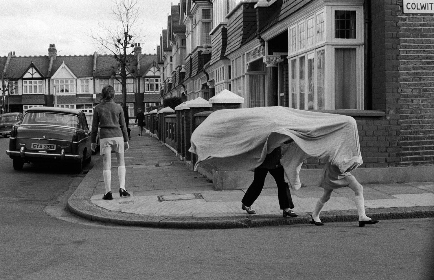 Homer Sykes Children playing in a suburban street, Wandsworth, London Tirage gélatino-argentique postérieur sur papier Ilford Multigrade Warm Tone 35 x 23,5 cm Dim. papier: 30 x 40 cm