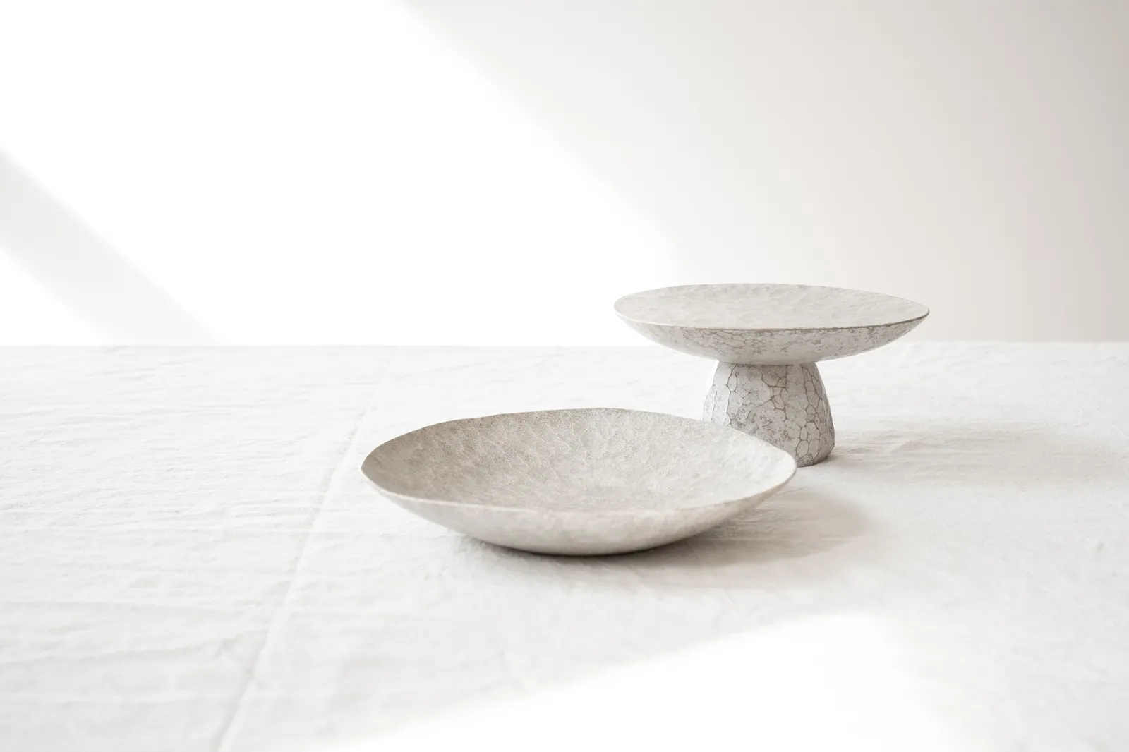 Mok-su, White round plate and ritual plate(on right), 2022