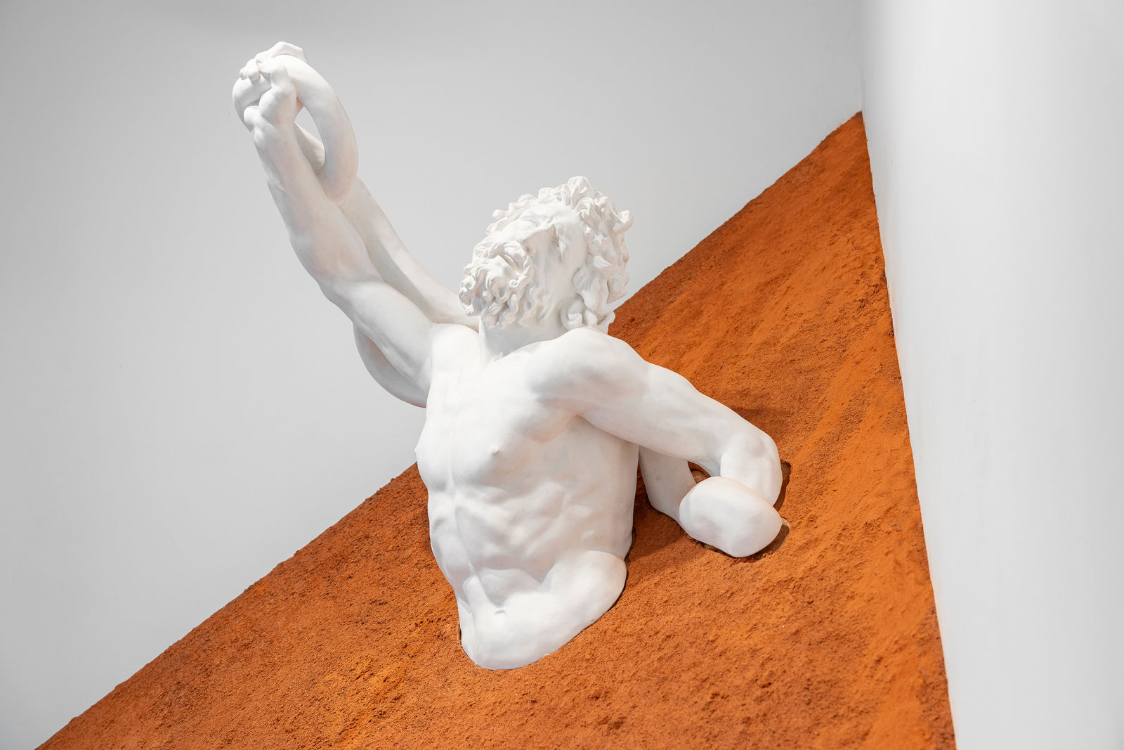 Magdalena Jetelová, Laokoon Pyramide, 2025