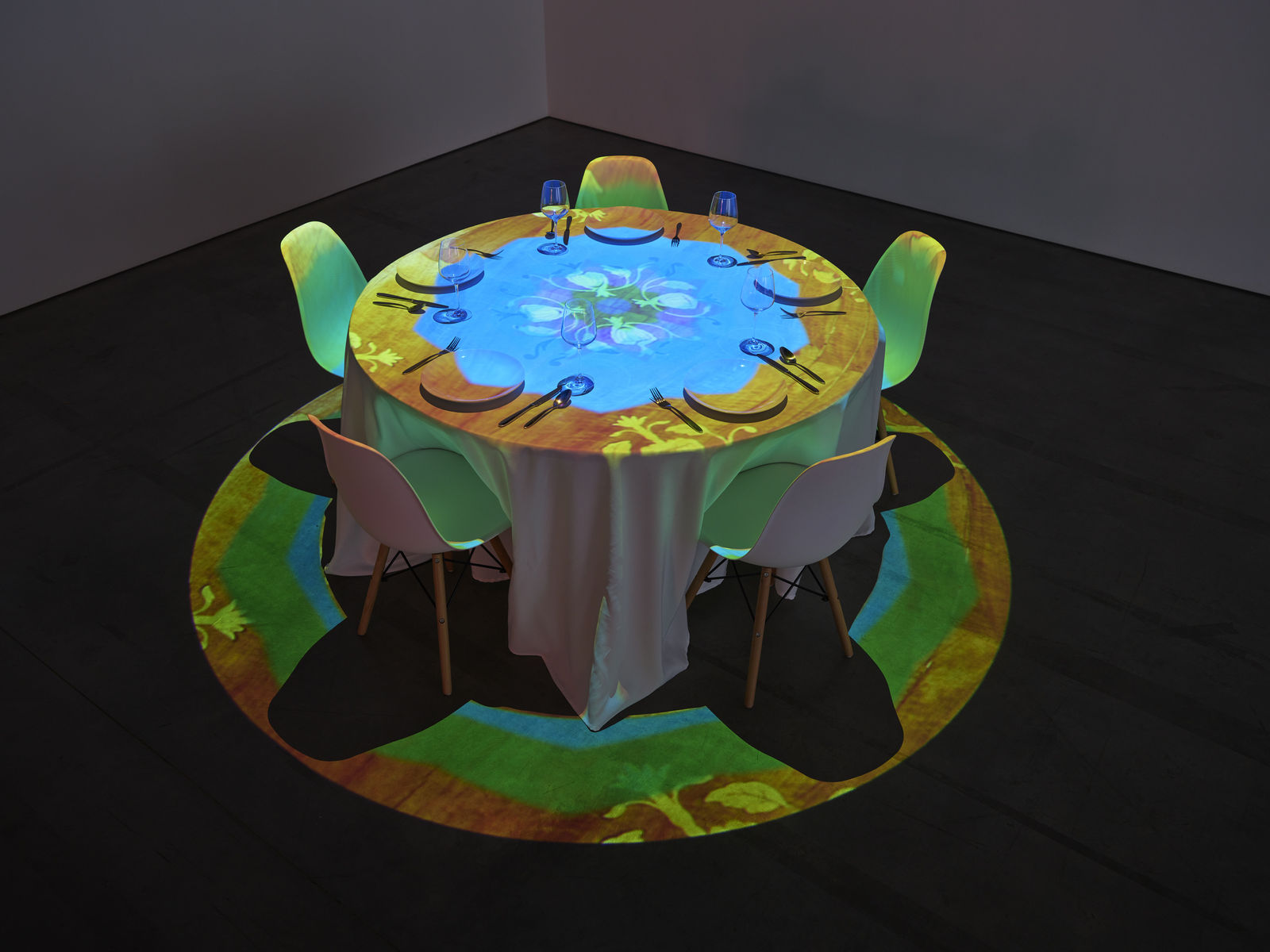 Pipilotti Rist, Streichelnder Nachtmahl Kreis 25 Knickerbocker Ave (Caressing Dinner Circle 25 Knickerbocker Ave), 2020