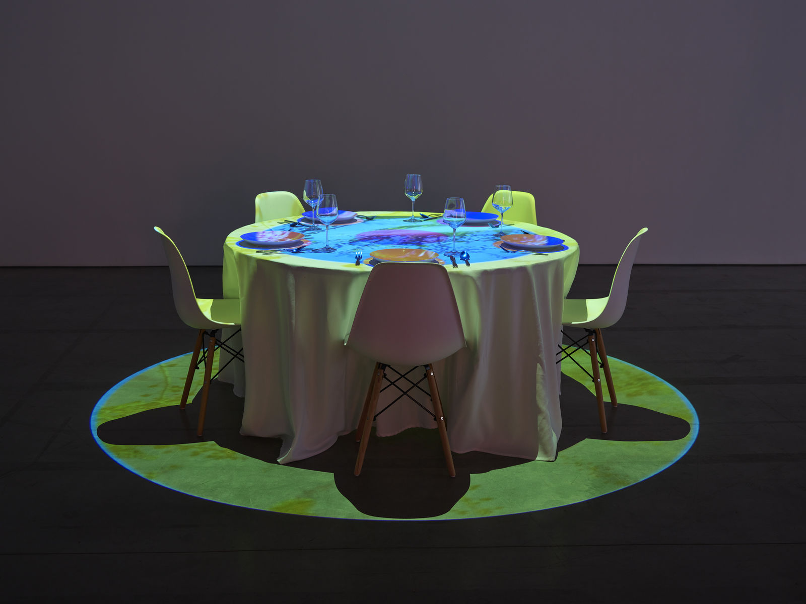 Pipilotti Rist, Streichelnder Nachtmahl Kreis 25 Knickerbocker Ave (Caressing Dinner Circle 25 Knickerbocker Ave), 2020