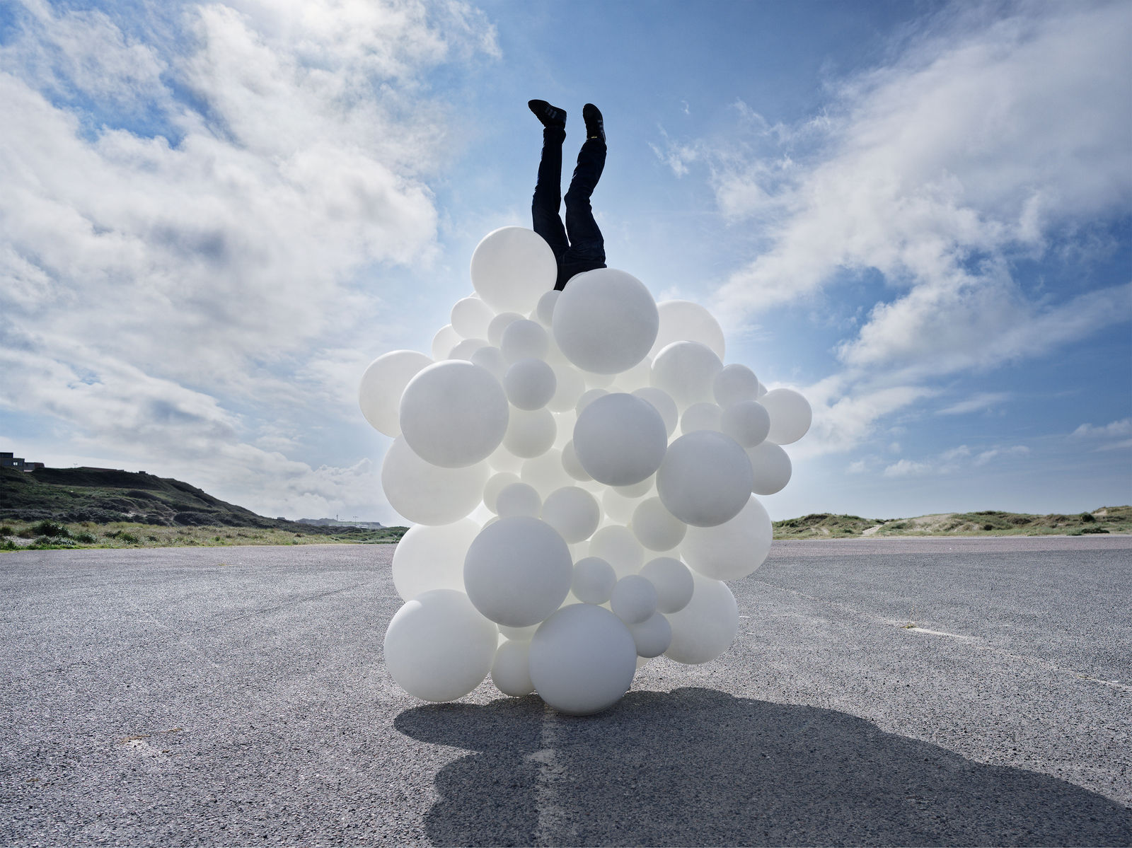 Charles Pétillon, MARCHER SUR LA TETE, 2023