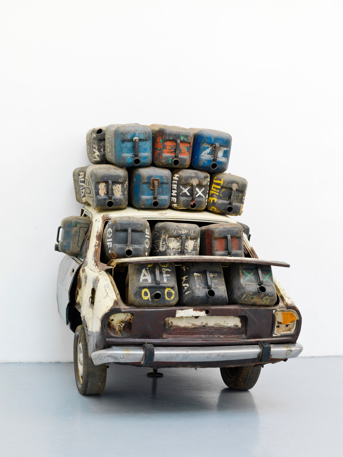 Romuald Hazoumè, Elf rien à foutre, 2005