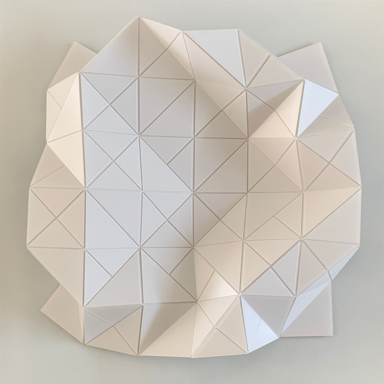 Sandra Szkolnik, Pliegues monocromáticos / Blanco, 2023