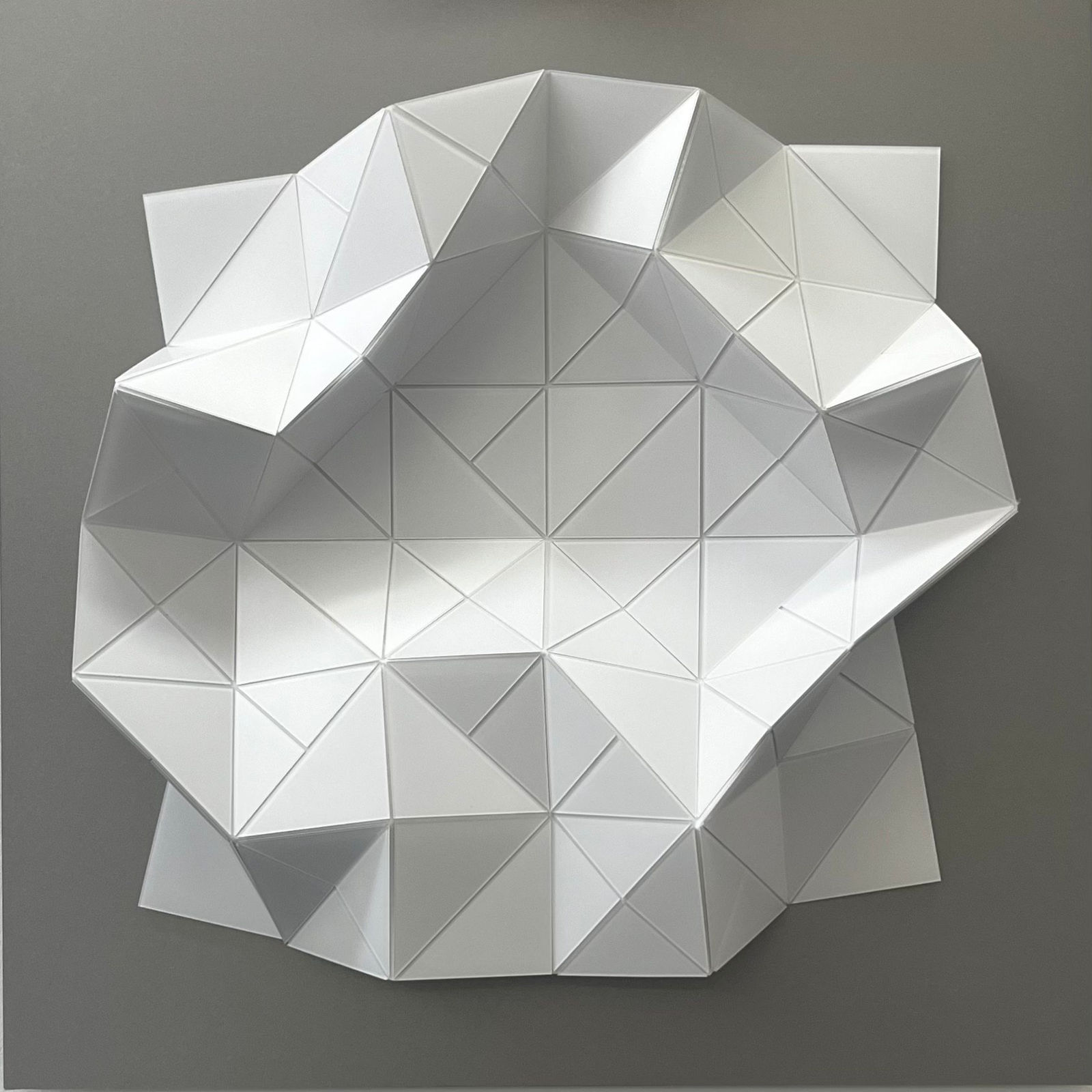 Sandra Szkolnik, Pliegues monocromáticos / Blanco acero, 2023