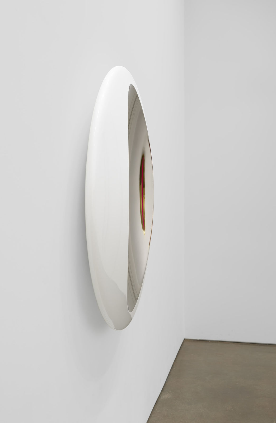 Mark Eisen, White disc with concave silver ellipse, 2017