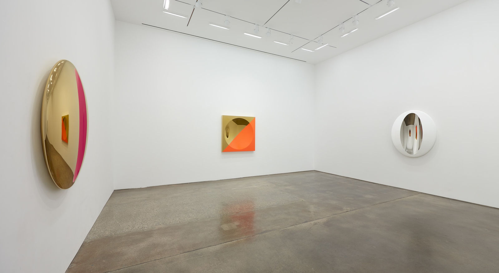 Mark Eisen, Gold disc with concave fuchsia ellipse, 2022