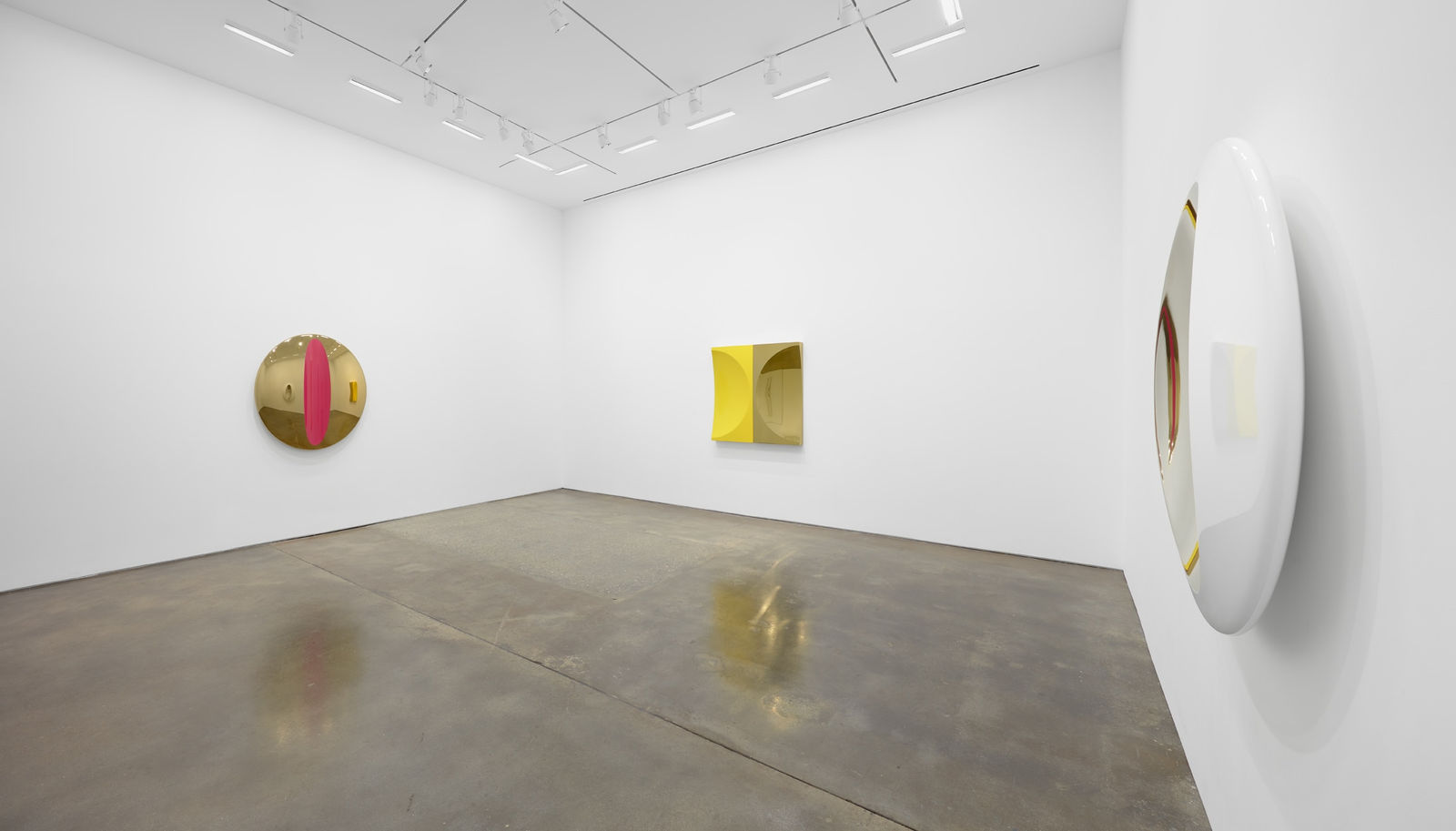 Mark Eisen, White disc with concave silver ellipse, 2017