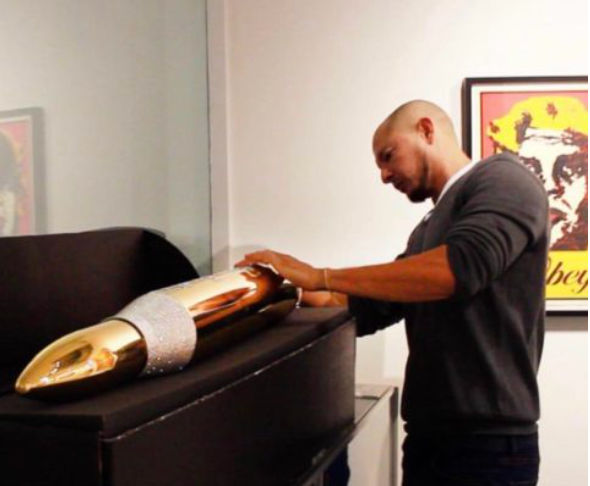 Rubem Robierb, Love Bullet, 2018