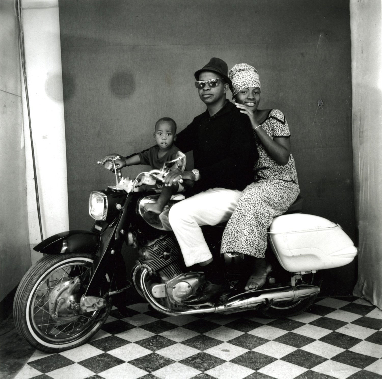 Malick Sidibé, Toute la Famille à Moto, 1962 / 2010