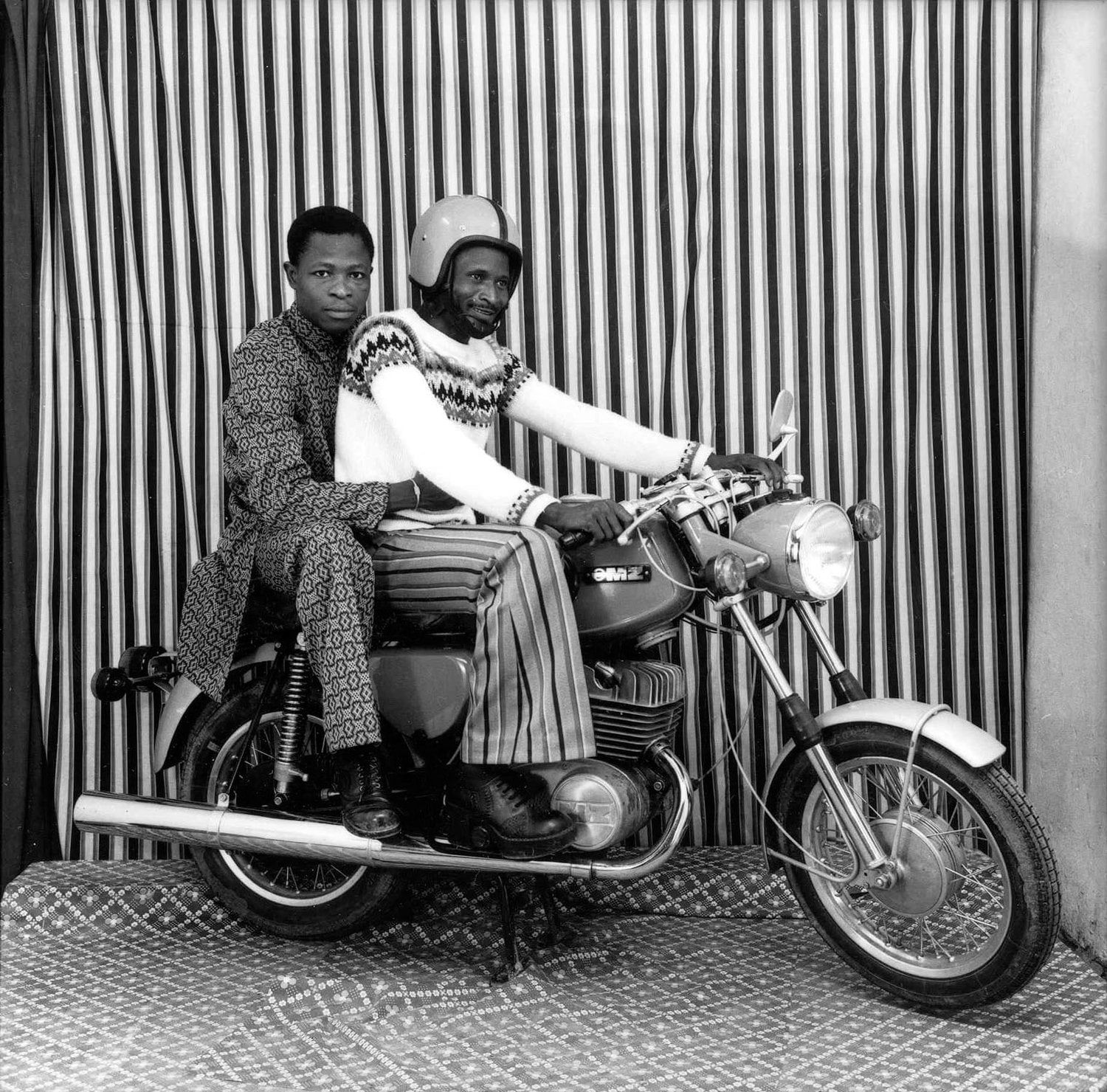 Malick Sidibé, Sur la moto dans mon studio, 1973, printed later