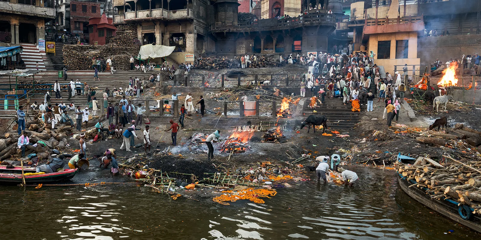 Edward Burtynsky, Manikarnika Ghat, Varanasi, India, 2013